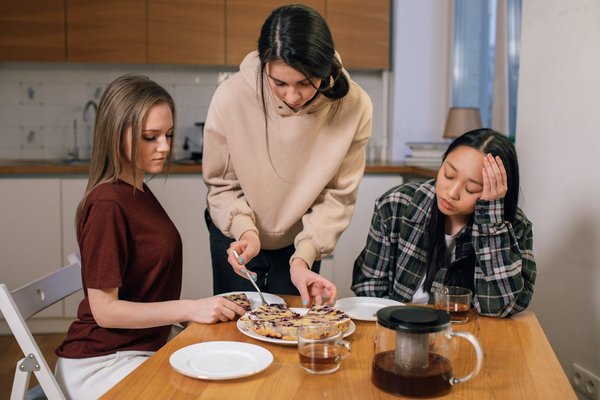 How does the use of a smart home assistant like Alexa or Google Home in the kitchen aid in managing diet plans?